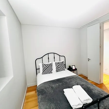 The Eca De Queiroz House - No Cv E - Flat B - Three-bedroom Apartmán *