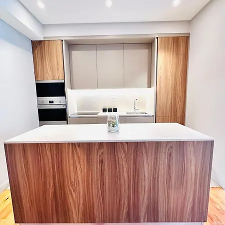 The Eca De Queiroz House - No Cv E - Flat B - Three-bedroom *