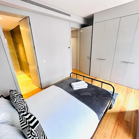 The Eca De Queiroz House - No Cv E - Flat B - Three-bedroom Apartmán