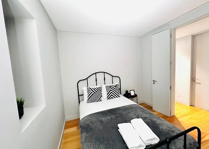 The Eca De Queiroz House - No Cv E - Flat B - Three-bedroom Daire *