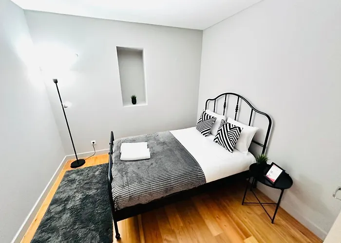 The Eca De Queiroz House - No Cv E - Flat B - Three-bedroom Daire
