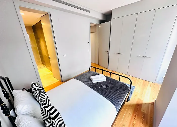 The Eca De Queiroz House - No Cv E - Flat B - Three-bedroom Daire