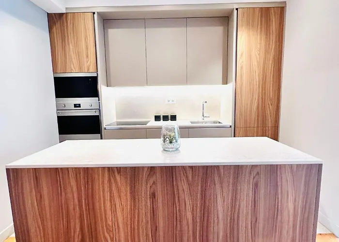 The Eca De Queiroz House - No Cv E - Flat B - Three-bedroom *